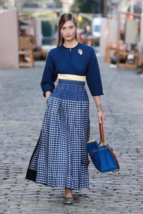 t型臺 見過紅唇黑發(fā),手拿鮮花的kendall嗎